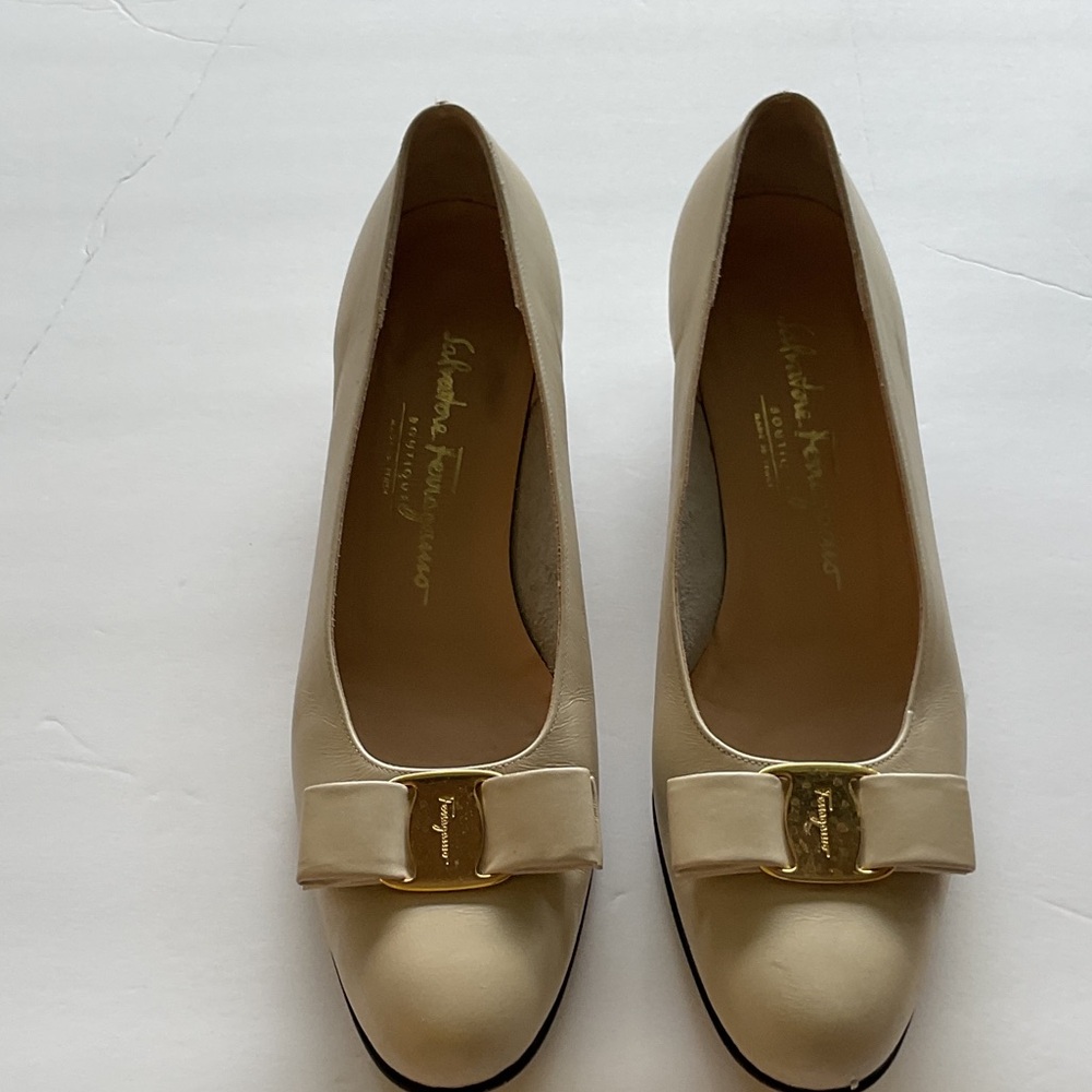 Salvatore Ferragamo Cream Flats with Gold Accent, vara pump